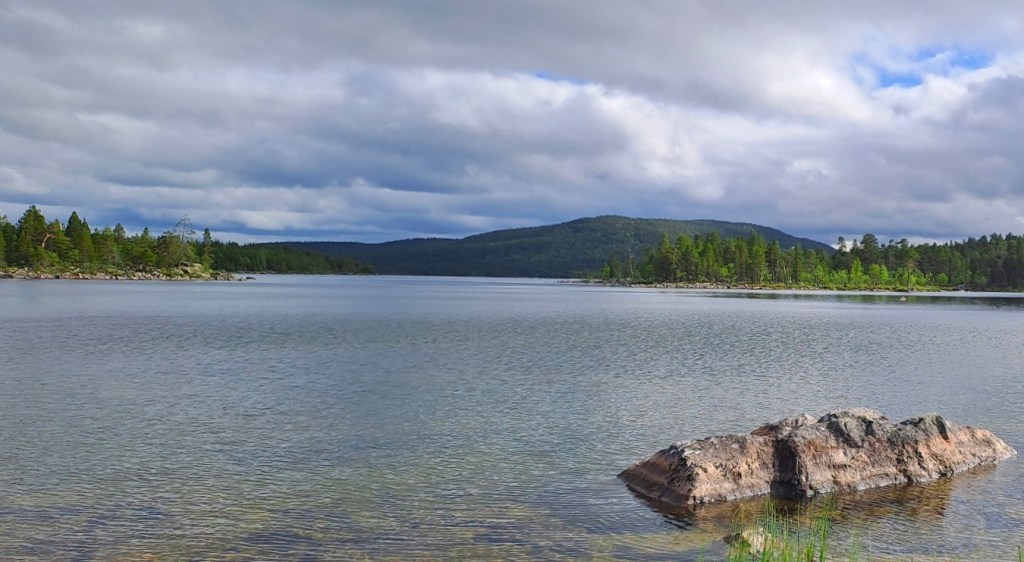 Järvi Inarissa tien varressa