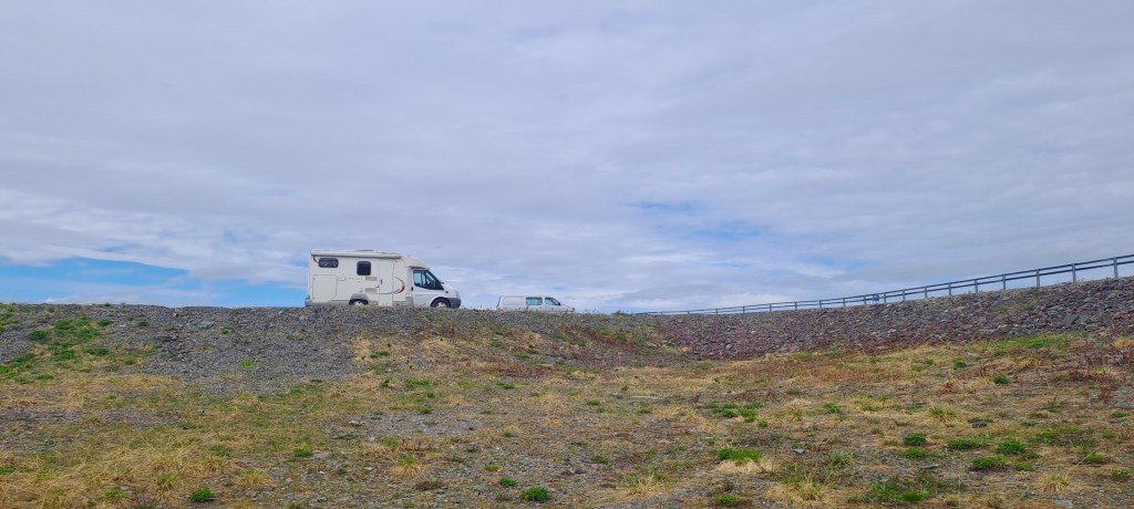 Matkailuauto Pohjois-Norjan ylängöllä.