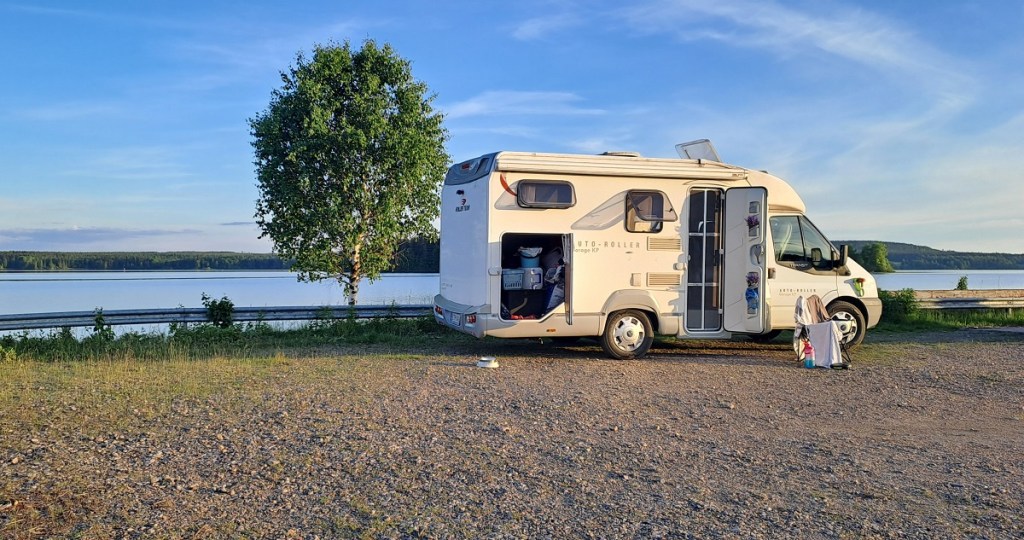 Minun pihallani seisoi&nbsp;matkailuauto