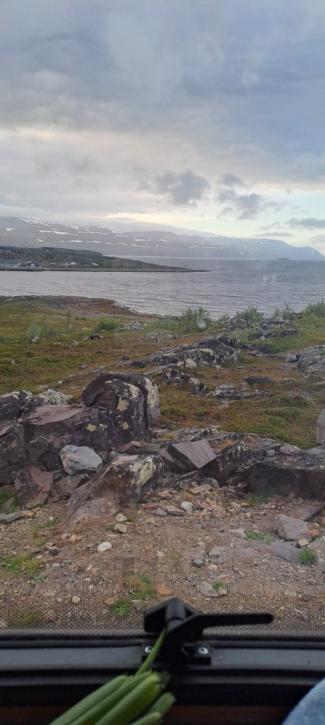 Näkymä matkailuauton keittiöstä.