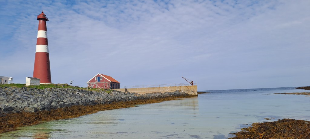 Slettnesin majakka ja edessä turkoosia vettä sekä valkoista hiekkaa