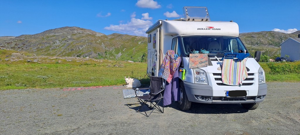 Vaatteita roikkuu matkailuautolla