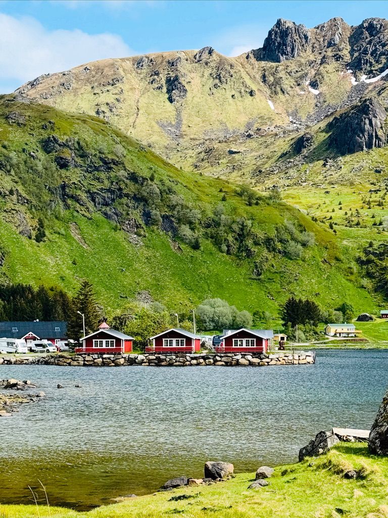 lofooteilla punaisia mökkejä