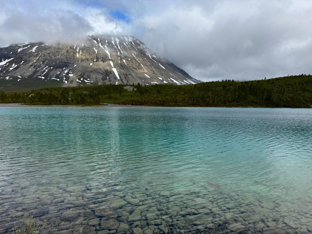 Aspevatnet on turkoosi järvi Lyngenvuotolla.